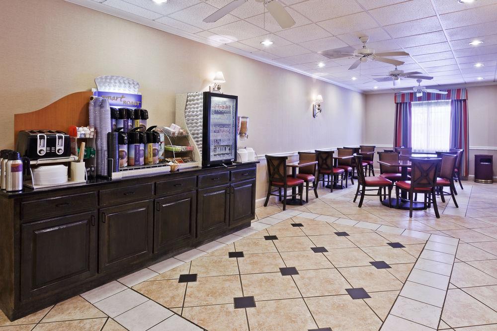 Holiday Inn Express Hotel & Suites Manchester Conference Center By Ihg Екстериор снимка