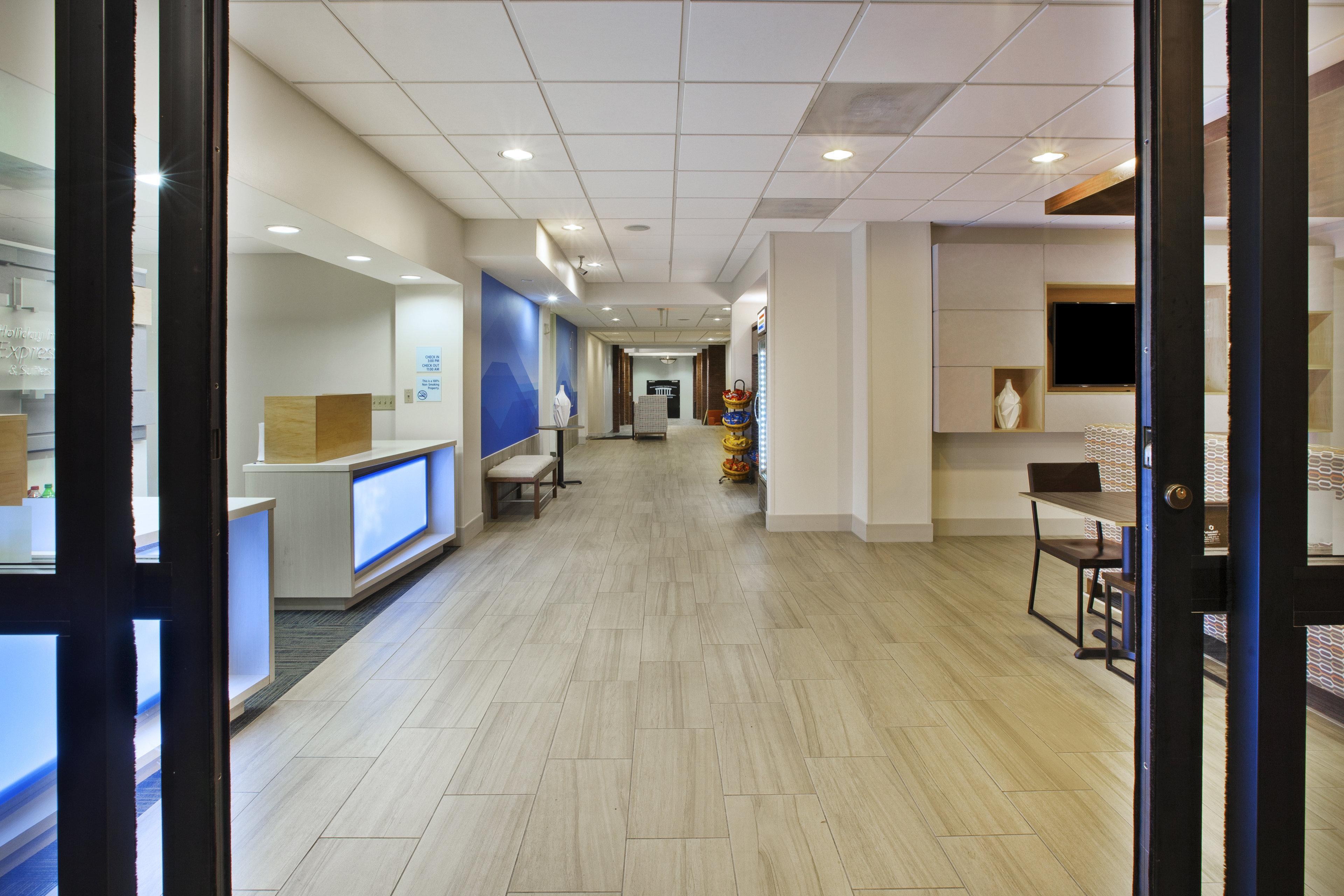 Holiday Inn Express Hotel & Suites Manchester Conference Center By Ihg Екстериор снимка